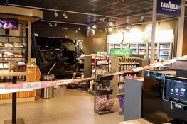 Bizar ongeluk in Muiden: vrachtwagen duwt twee busjes tankstation in
