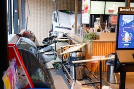 Bizar ongeluk in Muiden: vrachtwagen duwt twee busjes tankstation in