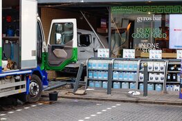 Bizar ongeluk in Muiden: vrachtwagen duwt twee busjes tankstation in