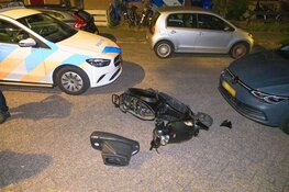 Botsing en aanhoudingen na achtervolging van brommer in Huizen