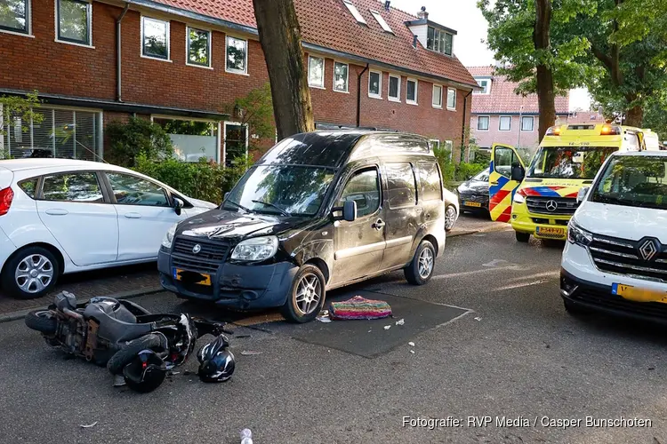 Botsing tussen busje en brommer in Hilversum, één gewonde