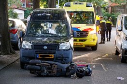 Botsing tussen busje en brommer in Hilversum, één gewonde