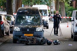 Botsing tussen busje en brommer in Hilversum, één gewonde