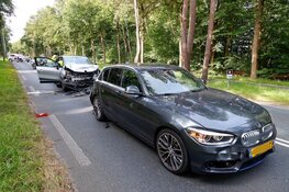 Aanrijding zorgt voor hinder en veel schade in Laren