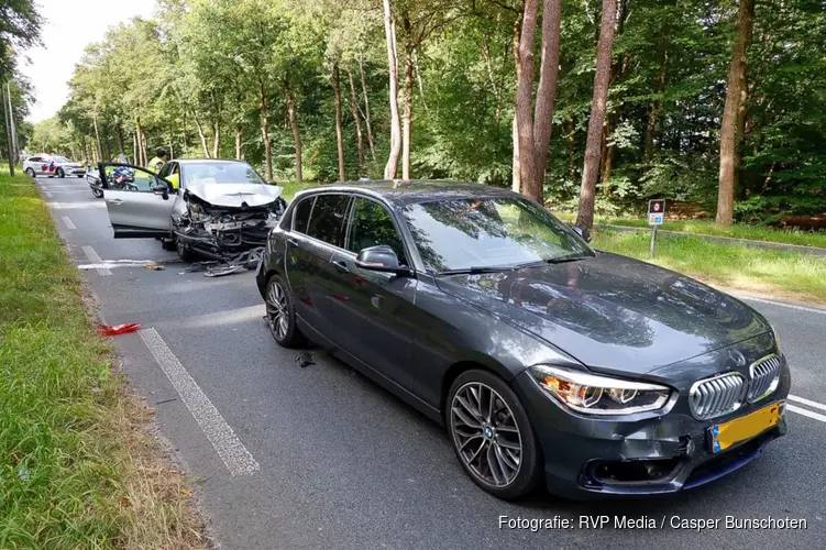 Aanrijding zorgt voor hinder en veel schade in Laren