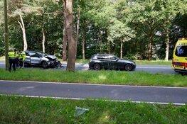 Aanrijding zorgt voor hinder en veel schade in Laren
