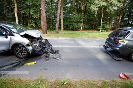 Aanrijding zorgt voor hinder en veel schade in Laren