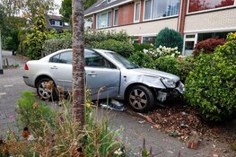 Auto eindigt tegen stenen muur in voortuin