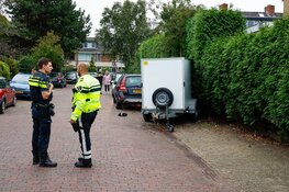 Auto eindigt tegen stenen muur in voortuin