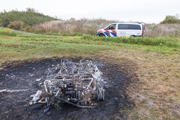 Uitgebrande auto op oude golfbaan in Naarden