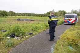Uitgebrande auto op oude golfbaan in Naarden
