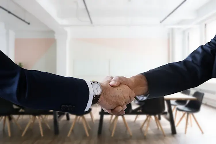 De Grote Sprong: Hoe Start je Succesvol een Eigen Bedrijf in de Huidige Arbeidsmarkt?