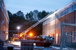 Brand op dak van industriepand in Weesp