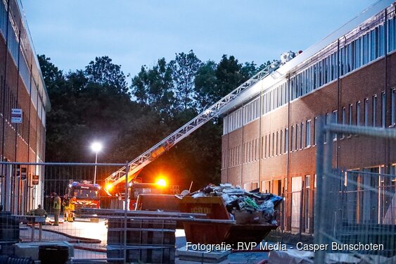 Brand op dak van industriepand in Weesp