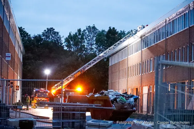 Brand op dak van industriepand in Weesp