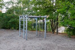 Kind van hoogte gevallen in speeltuin, traumahelikopter geland