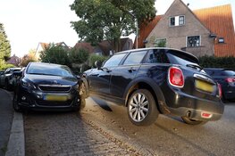 Auto botst op geparkeerde auto aan Zwarteweg in Naarden