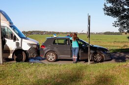 Bakwagen botst achterop lesauto in Naarden
