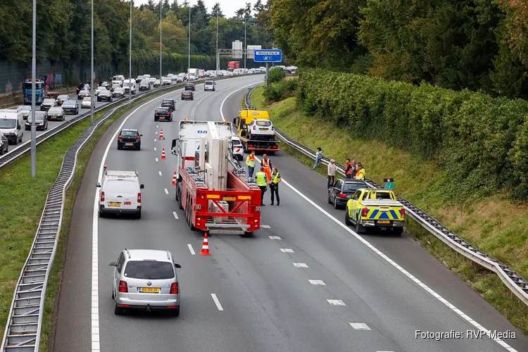 Vrachtwagen en personenauto botsen op A1 bij Laren met flinke file tot gevolg