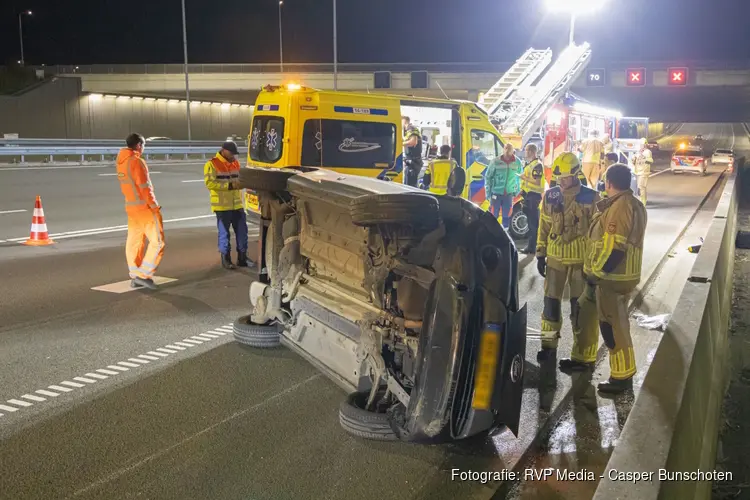 Bestuurster uit auto geknipt na eenzijdig ongeval op A1