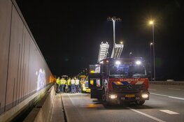 Bestuurster uit auto geknipt na eenzijdig ongeval op A1