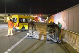 Bestuurster uit auto geknipt na eenzijdig ongeval op A1