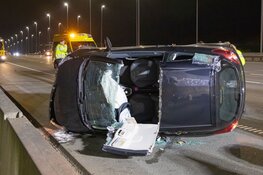 Bestuurster uit auto geknipt na eenzijdig ongeval op A1