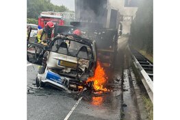Auto vat vlam tijdens slepen door kraan op A1 bij Huizen: snelweg richting Hilversum dicht