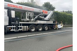 Auto vat vlam tijdens slepen door kraan op A1 bij Huizen: snelweg richting Hilversum dicht