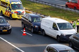 Kop-staartbotsing tussen drie auto’s op A1 bij Laren