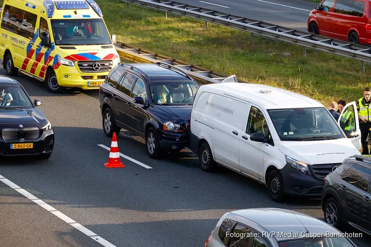 Kop-staartbotsing tussen drie auto’s op A1 bij Laren