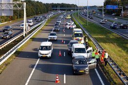 Kop-staartbotsing tussen drie auto’s op A1 bij Laren