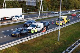 Kop-staartbotsing tussen drie auto’s op A1 bij Laren