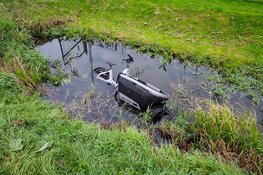 Oma en twee kinderen belanden met bakfiets in sloot