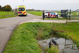 Oma en twee kinderen belanden met bakfiets in sloot