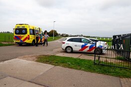 Oma en twee kinderen belanden met bakfiets in sloot