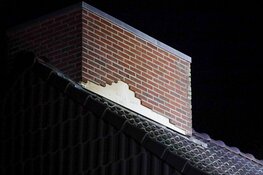 Stenen van schoorsteen vallen naar beneden