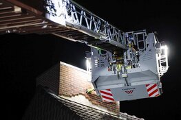 Stenen van schoorsteen vallen naar beneden