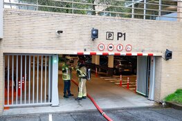 Elektrische auto vat vlam in parkeergarage onder kantoorgebouw