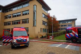 Elektrische auto vat vlam in parkeergarage onder kantoorgebouw
