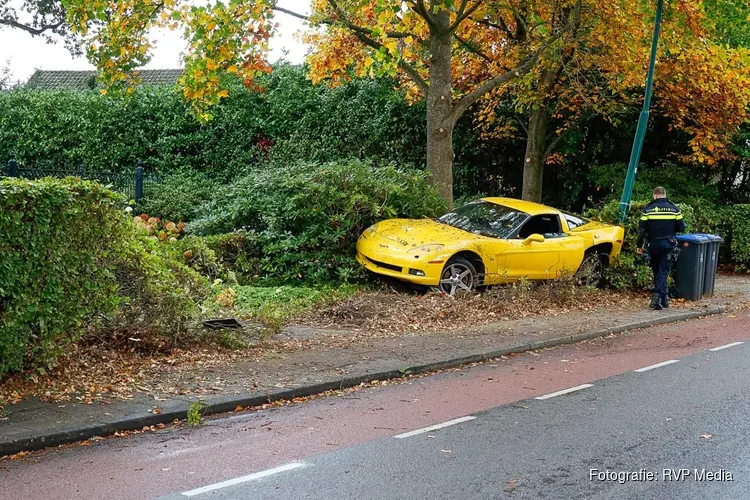 Auto belandt in voortuin van woning