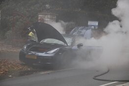 Dure Porsche vliegt in brand tijdens rijden
