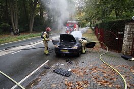 Dure Porsche vliegt in brand tijdens rijden