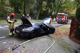 Dure Porsche vliegt in brand tijdens rijden