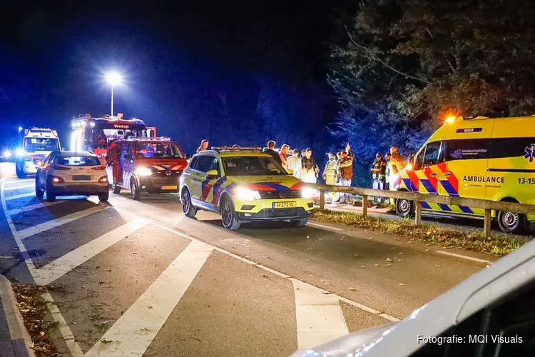 Man valt in het water langs N236 bij Weesp