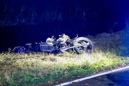 Man valt in het water langs N236 bij Weesp