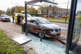 Automobilist rijdt bushokje kapot in Naarden