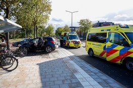 Auto botst hard tegen boom in Huizen, twee gewonden