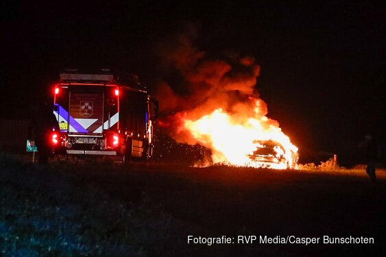 Auto volledig uitgebrand op A27 bij Blaricum