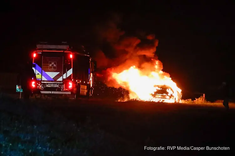 Auto volledig uitgebrand op A27 bij Blaricum